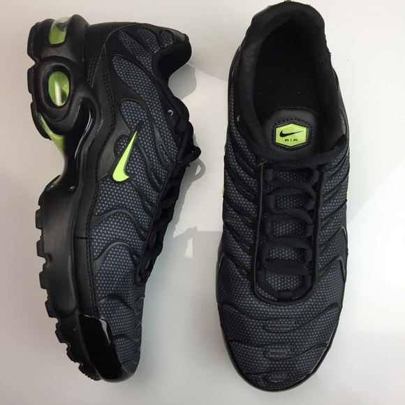 black air max plus boys